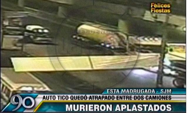 San Juan de Miraflores: Cisterna aplastó a taxi contra camión y murieron dos