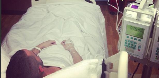 Yandel evidencia su hospitalización con foto