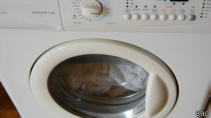 Rescatan a hombre que se escondió en una lavadora para sorprender a su esposa