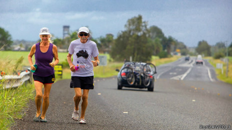 La pareja de 60 años que corre un maratón por día