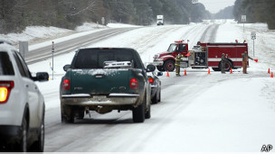 Tormenta de nieve deja al menos 10 muertos en el sur de EE.UU.