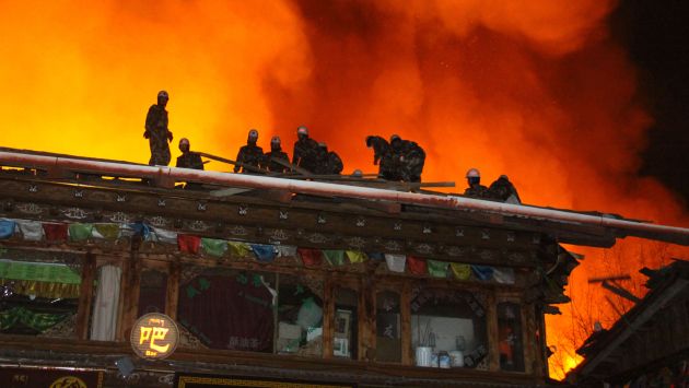 China: Incendio arrasa milenario pueblo tibetano de Dukezong