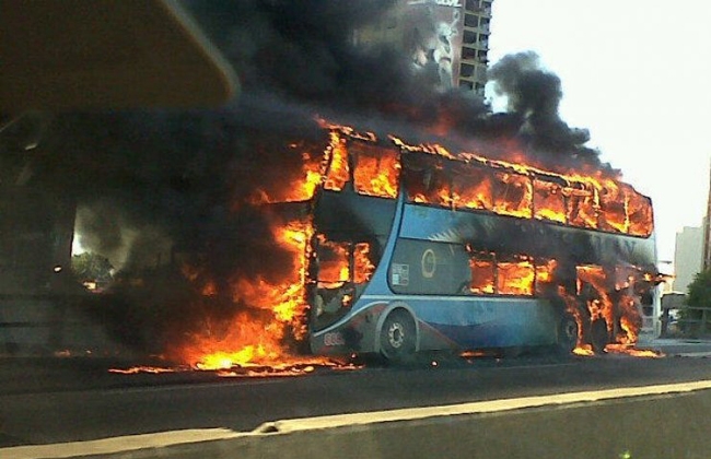 Vándalos incendiaron un ómnibus de trasporte turístico en Independencia
