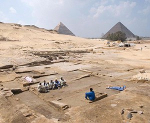 Descubren unos cuarteles y un puerto cerca de las pirámides de Guiza  