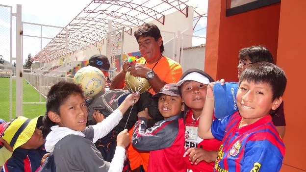Real Garcilaso alista su equipo titular y recibe a niños en su entrenamiento