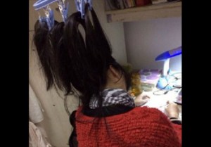 China: Este es el método que emplean dos estudiantes para no dormir mientras estudian