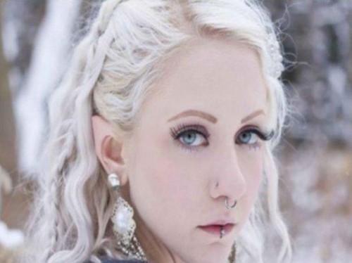 Mujer se corta las orejas para parecer una “elfa” como en el Señor de los Anillos