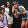 Tilsa Lozano hace bailar y cantar a niñas el tema Soy soltera