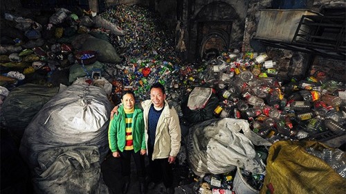 Una pareja china recoge plástico diez años para pagar la universidad de sus hijos