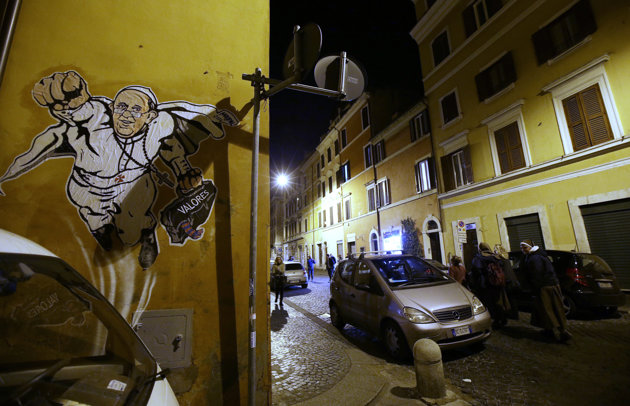 Borraron el grafiti que mostraba al papa Francisco como un superhéroe en Roma