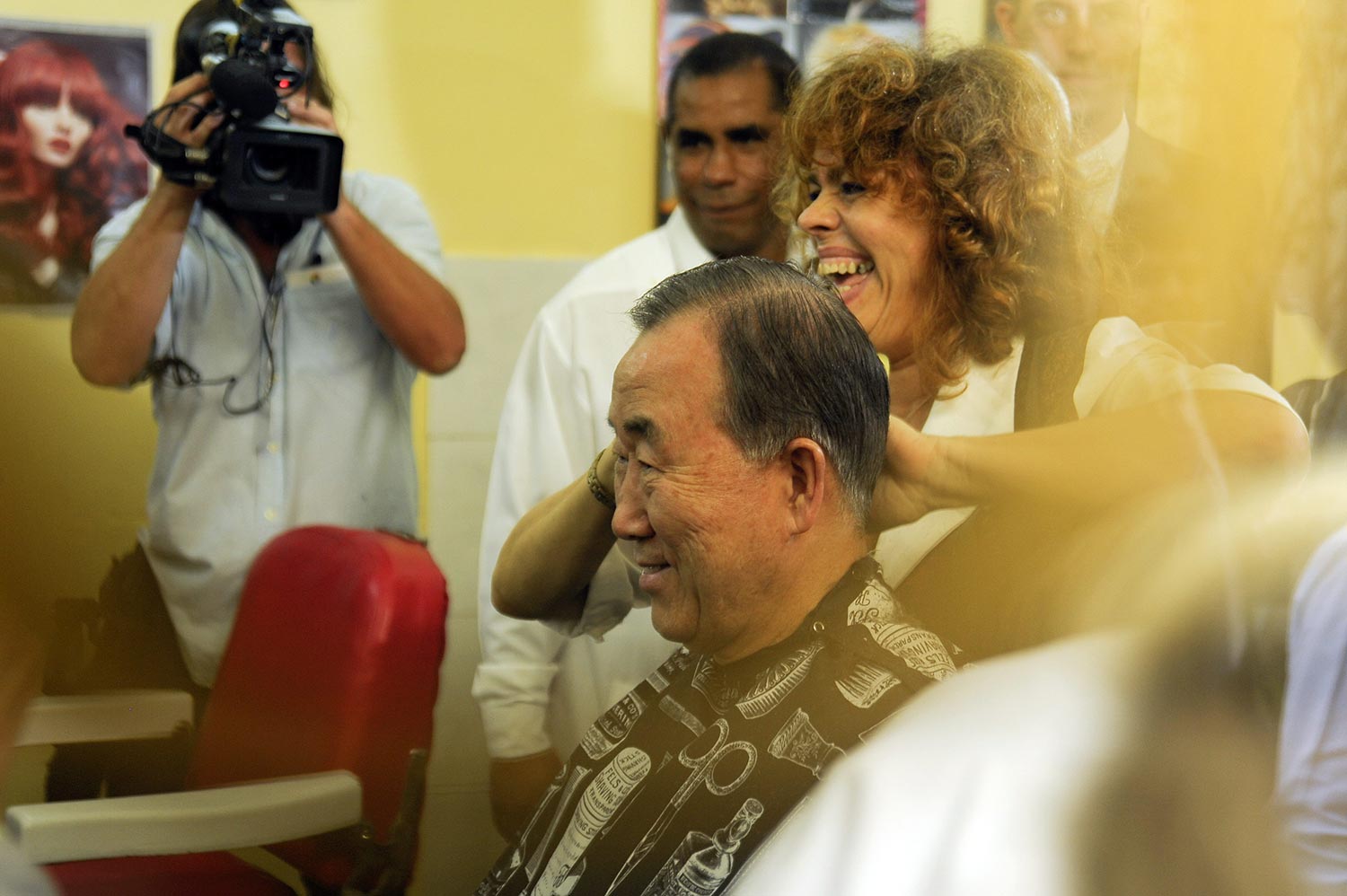 Ban Ki-moon rompe el protocolo y se corta el pelo en La Habana