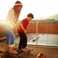 Novia de Messi aprende a montar skate con hijo de Cesc Fábregas