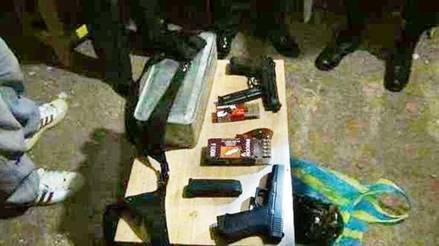 Hallan fusiles, pistolas y municiones en edificio de Miraflores