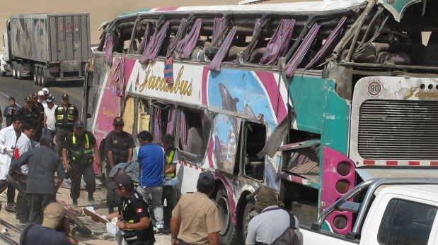 Arequipa: Al menos siete muertos y 39 heridos tras vuelco de bus
