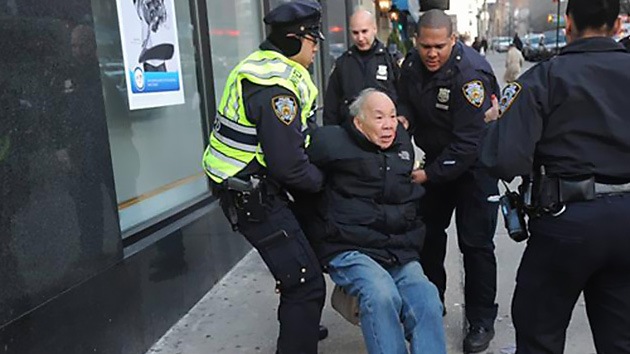 Policías de Nueva York golpean a un anciano en plena calle