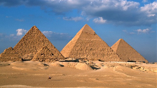 Descubren unos cuarteles y un puerto cerca de las pirámides de Guiza