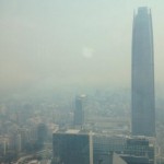 Nube de humo cubre capital de Chile debido a incendios forestales