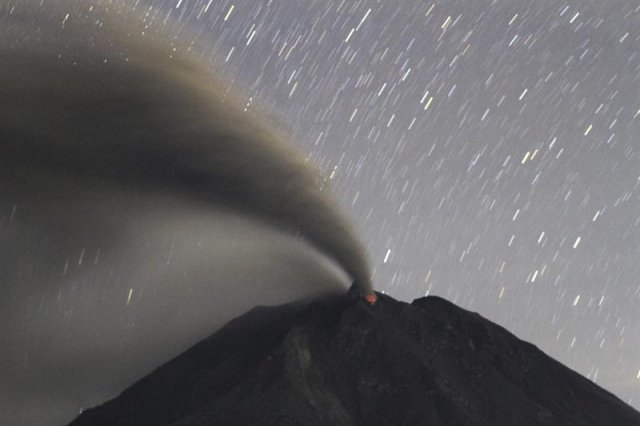 Erupción de volcán en Indonesia deja 16 muertos