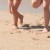 ¿Por qué no se debe caminar descalzo en la playa?
