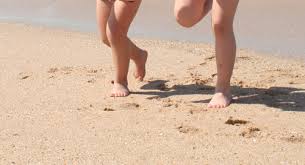 ¿Por qué no se debe caminar descalzo en la playa?