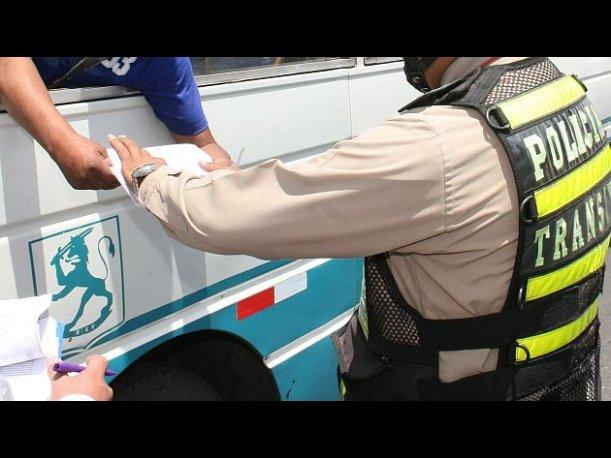 Abancay: Condenan a 4 años de prisión a policía de tránsito que cobró coima a chofer