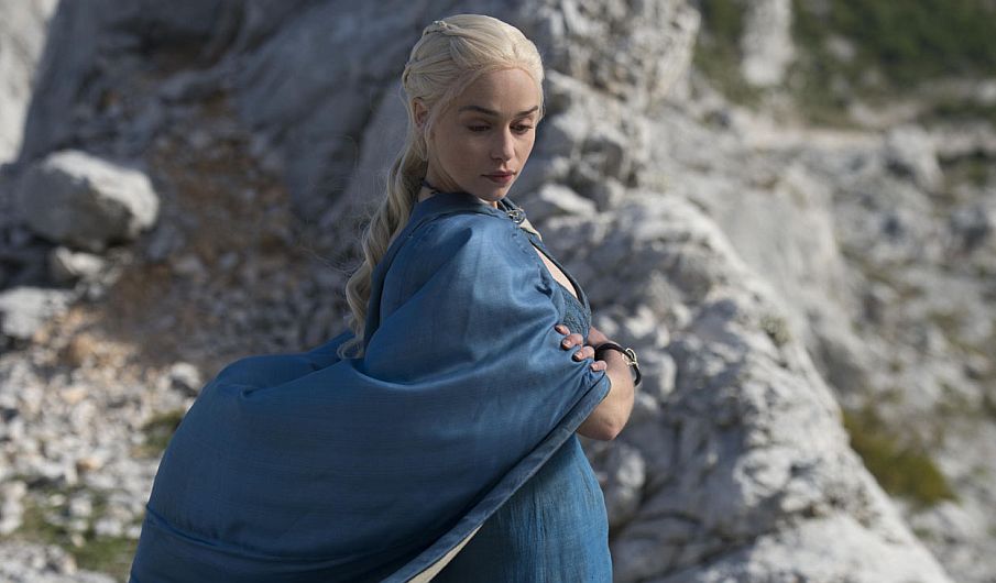 Daenerys Targaryen (Emilia Clarke) sigue su largo camino al Trono de Hierro acompañada por Missandei (Nathalie Emmanuel). (HBO)
