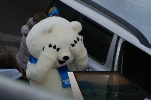 VIDEO: La mascota oficial de Sochi 2014 pasó un mal momento al intentar entrar a un auto