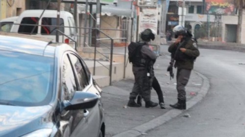 VIDEO: Soldados israelíes se toman fotos mientras abusan de un niño palestino