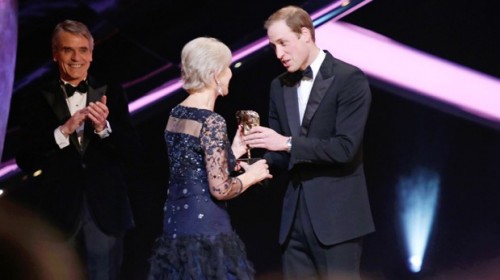 VIDEO: El príncipe William bromeó con Helen Mirren y la llamó “abuela”