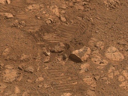NASA logra explicar de dónde salió la enigmática roca fotografiada en Marte