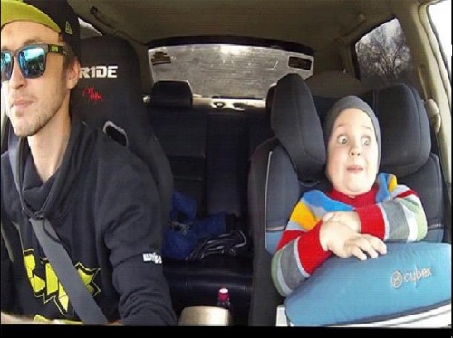 VIDEO: Mira la divertida expresión de este niño cuando su papá maneja en curvas