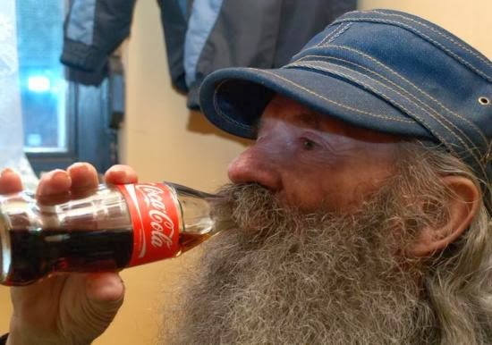 Hombre tiene 40 años tomando Coca Cola diariamente