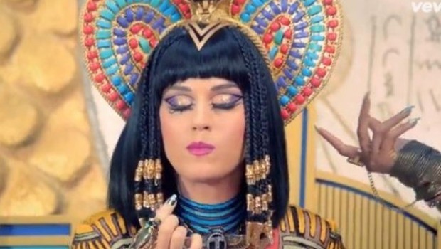 VIDEO : Katy Perry se convierte en una reina egipcia en videoclip de ‘Dark Horse’