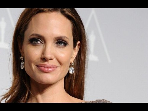 Agelina Jolie se hará cirugía para evitar cáncer en ovarios