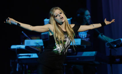 VIDEO: Avril Lavigne huyó asustada de su concierto en Beijing