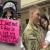 Bebé recibe a su padre de Afganistán con un curioso cartel