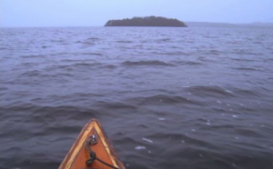 Dos jóvenes paseaban en bote y fueron testigos de este increíble espectáculo de la naturaleza.