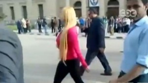 Esto es lo que pasa cuando una atractiva rubia pasa por una universidad de El Cairo.