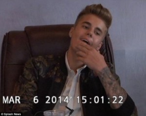 Justin Bieber se mostró fastidiado cuando se le preguntó por su ex, Selena Gómez.