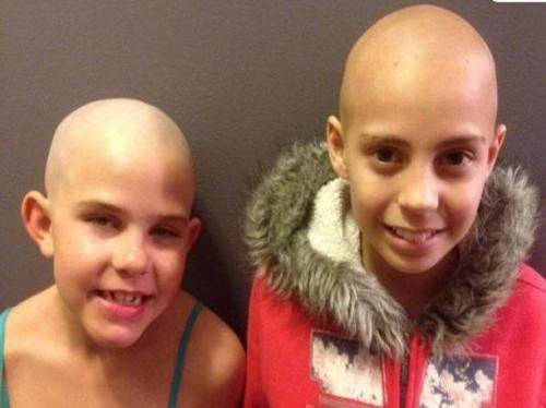 Expulsan a niña que se rapó la cabeza por apoyar a su amiga con cáncer