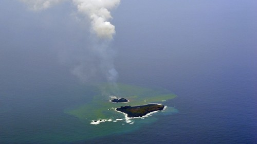 La isla volcánica que ‘nació’ en Japón hace cuatro meses ya es 70 veces más grande