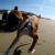 Mira la reacccipon de este perrito de solo dos patas que visita la playa por primera vez.