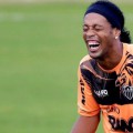 Ronaldinho es capaz de humillar a un compañero en seis segundos.