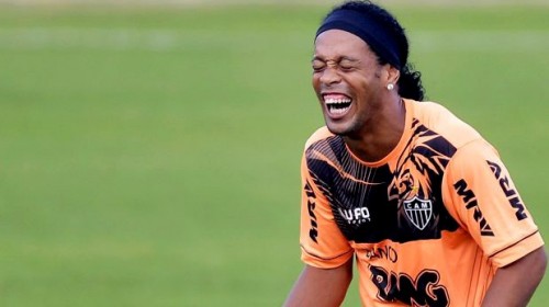 VIDEO: Ronaldinho es capaz de humillar a un compañero en seis segundos