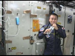 Astronauta se bebe su propia orina convertida en agua.