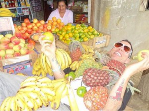 Steve-O en un mercado de Perú.