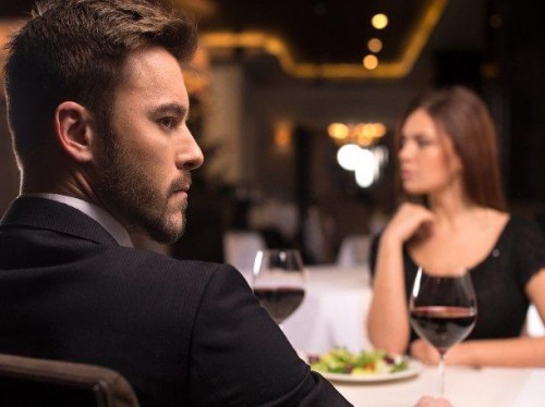 4 cosas que indican si un hombre está interesado en ti o no