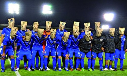 México: jugadores del Celaya se presentaron con bolsas en la cabeza