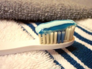 La pasta dental contiene dos componentes: Lauril éter sulfato sódico y lauril de sulfato de sodio. Estos se caracterizan por bajar la tensión de la superficie con el agua.