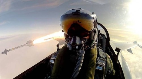 El ‘selfie’ más destructivo: un piloto se fotografía mientras lanza misiles